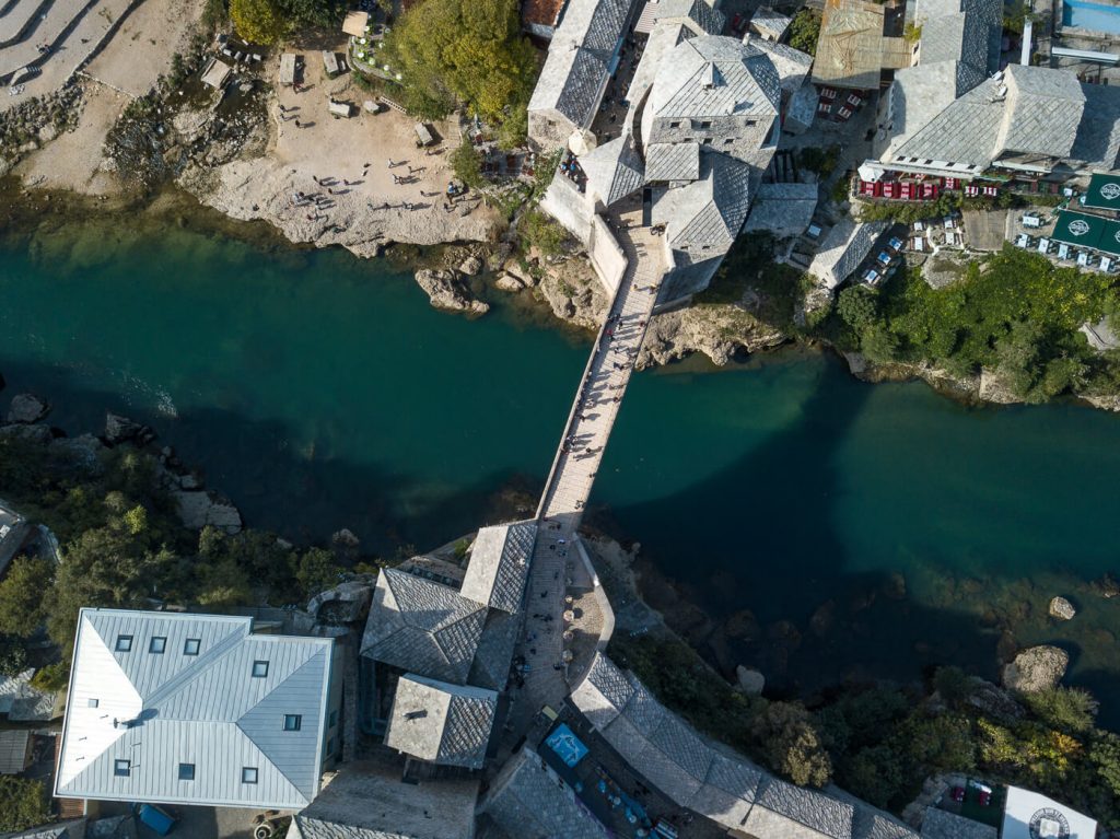De Stari Most en de Neretva rivier die er onderdoor stroomt